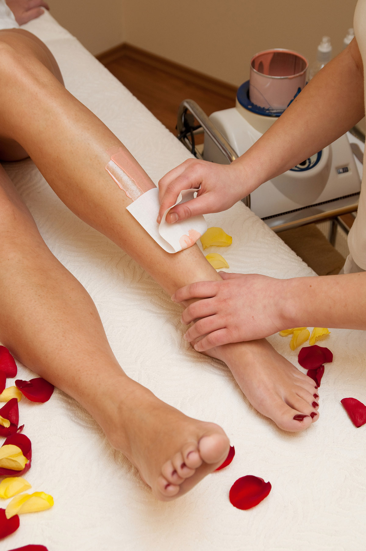 dreamstime_m_13646849 Leg getting waxed